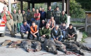 Componentes de la cuadrilla 141 capitaneada por Celestino Cuevas, con los ocho ejemplares abatidos en el lote de Bicobres Norte. :: P. ÁLVAREZ/