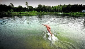 Un hombre se sumerge en el lago del parque naturista Bare Oaks Family Naturist, situado al sur de la provincia canadiense de Ontario y al norte de Toronto. ::
FOTOS MARK BLINCH/REUTERS/