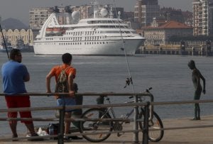 El 'Seabourn Pride' llegó ayer con 196 pasajeros a bordo. ::
DANIEL PEDRIZA/