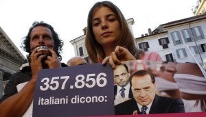 Una mujer sostiene durante una manifestación en Roma un cartel contra la 'ley mordaza' de Berlusconi. ::
TONY GENTILE / REUTERS/