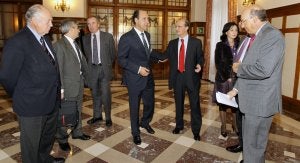 Ignacio Diego es saludado por Juan Enrique Varona, a su llegada al Palacio de la Magdalena. ::
ANDRÉS FERNÁNDEZ/