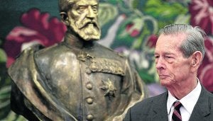 El último rey rumano, Miguel I, junto al busto de su antecesor. ::
EFE/