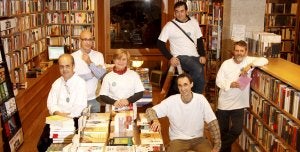 Nacho Noguer, Juan Antonio González Fuentes, Paz Colvé, Domingo de la Lastra, Javier Menéndez Llamazares y Toño Buenaga, ayer en Gil. : : D. PEDRIZA/