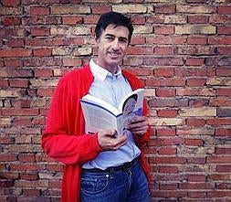 Carlos Villar posa con su anterior novela 'Mientras ella sea clara', publicada también en 2011. :: J. RODRÍGUEZ/