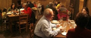 Las familias españolas, que han reducido sus comidas y cenas fuera de casa, piden a los políticos que también se aprieten el cinturón. ::
EFE/