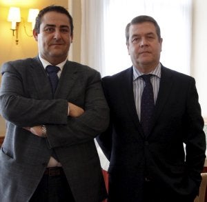 El magistrado César Tolosa junto al director del Hoyuela, Pedro Molleda. A la derecha, un arroz caldoso con almejas y vieiras ::
DANIEL PEDRIZA/