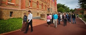 Reunión de antiguos alumnos de Colegios del Mundo en la Universidad Pontificia, celebrada el pasado verano. :: JAVIER ROSENDO/
