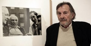 El fotógrafo Antonio Cores compartió en la primavera de 1966 vivencias con Picasso que ahora muestra en una exposición en Santander. :: SÉ QUINTANA/