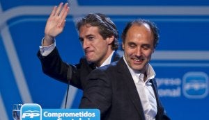 Ignacio Diego e Íñigo de la Serna se cruzan ante el atril durante el Congreso popular. :: J. COTERA/