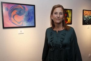 María José Gutiérrez Domínguez, junto a sus obras en la sede de Espacio Imagen, en Miranda. ::
DANIEL PEDRIZA/