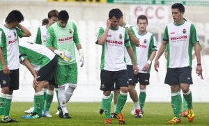 Los futbolistas del filial racinguista abandonan, desolados, el césped de los Campos de Sport de El Sardinero después de caer derrotados ante el Peña Sport de Tafalla. ::
JAVIER COTERA/