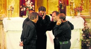 Actuación del grupo vocal corso Tavagna, en la iglesia de Nuesta Señora de la Natividad de Puente Pumar, en 2009. ::
JAVIER ROSENDO/