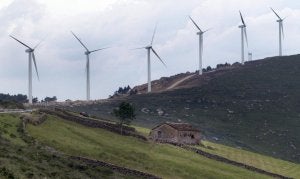 El paisaje cántabro ha sido fuente de disputas repetidas veces sobre los diveros planes de explotación eólica. :: ROBERTO RUIZ/