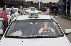 Parada de taxis del aeropuerto de Parayas. :: JAVIER COTERA/