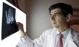 Francisco Piñal es una de las máximas autoridades en la cirugía de la mano. :: R. RUIZ/