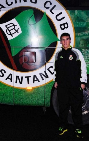 Fede San Emeterio, ayer, junto al bus del Racing antes de partir. ::
DM/