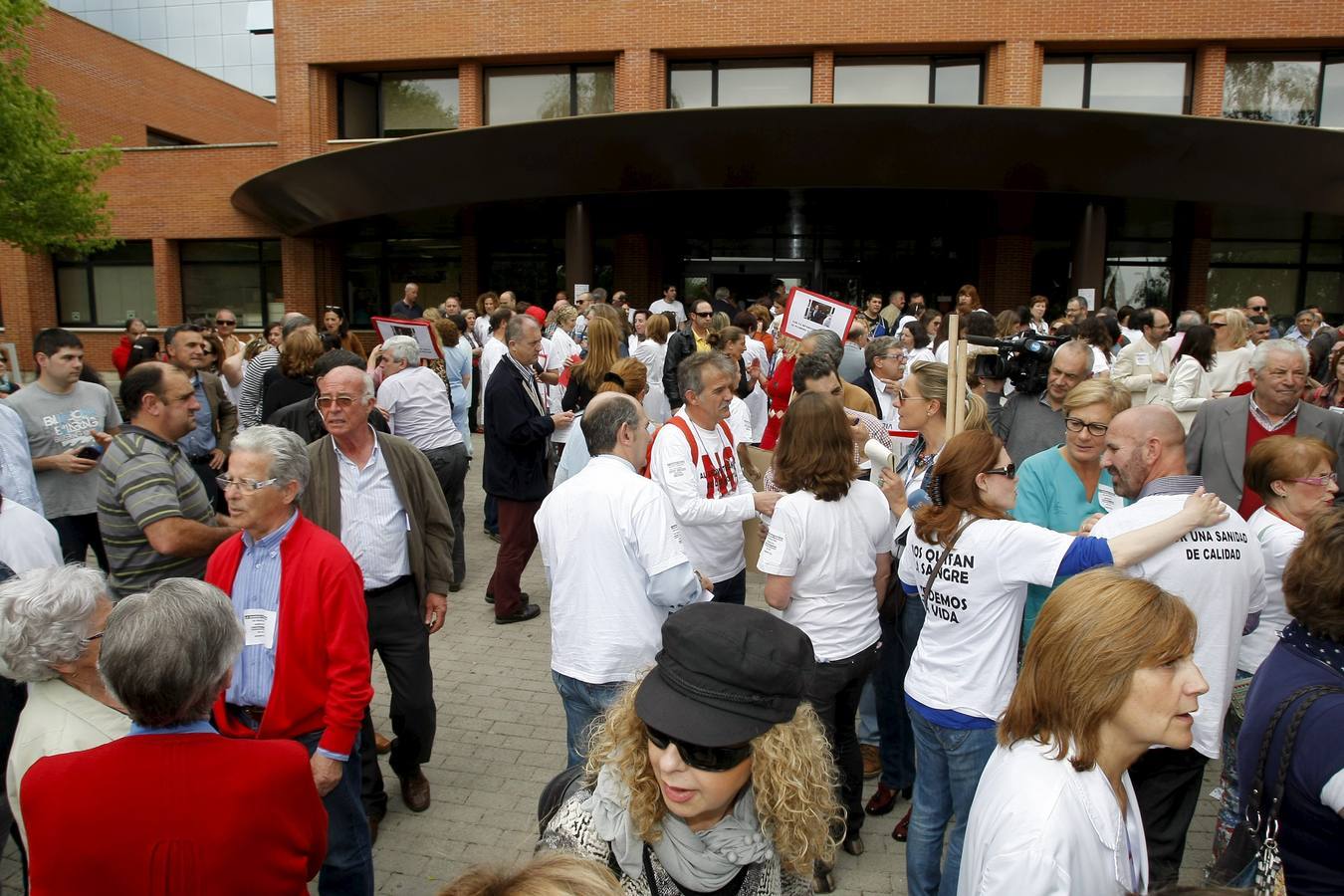 Abrazo protesta al Hospital Sierrallana