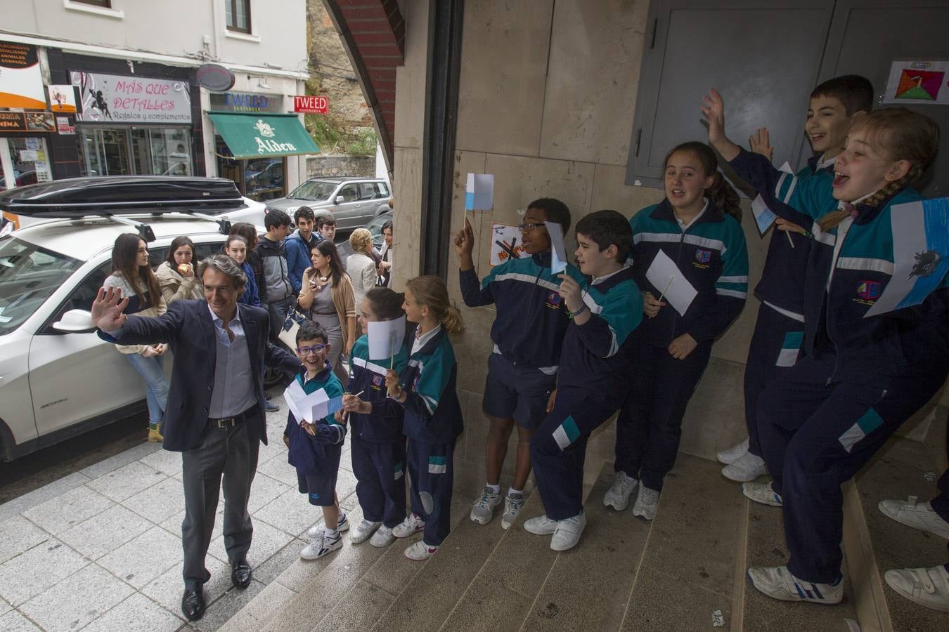 Primera aparición pública de Sardi