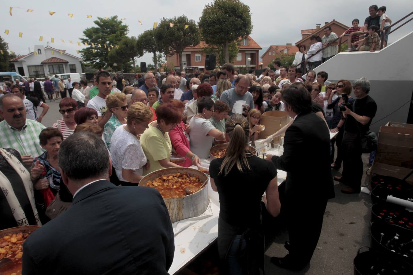 Reparto de cachón por las fiestas de San Juan