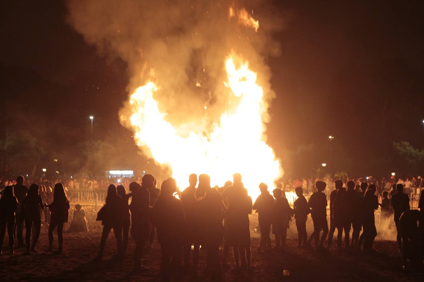 El fuego de San Juan enciende el verano