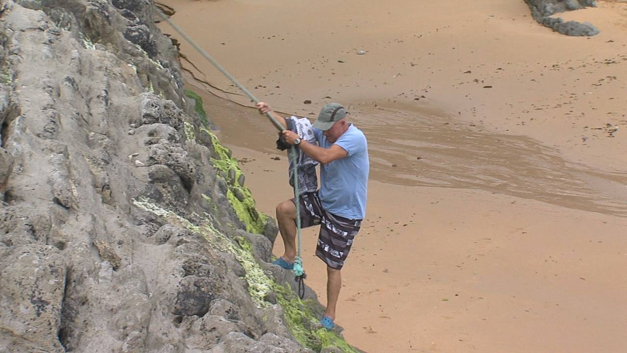 Bajar a la playa de Covachos haciendo rapel