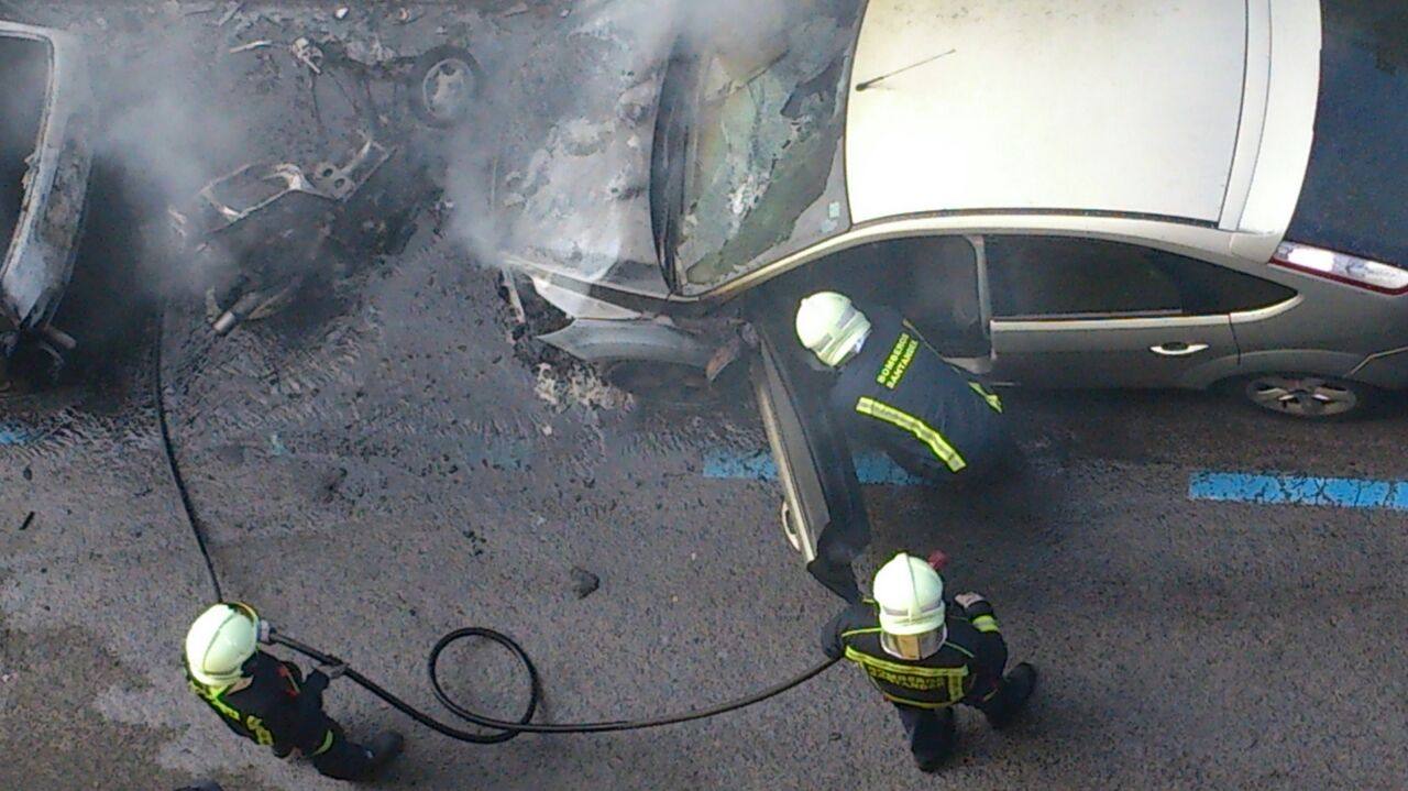 La explosión de una moto causa destrozos a varios coches