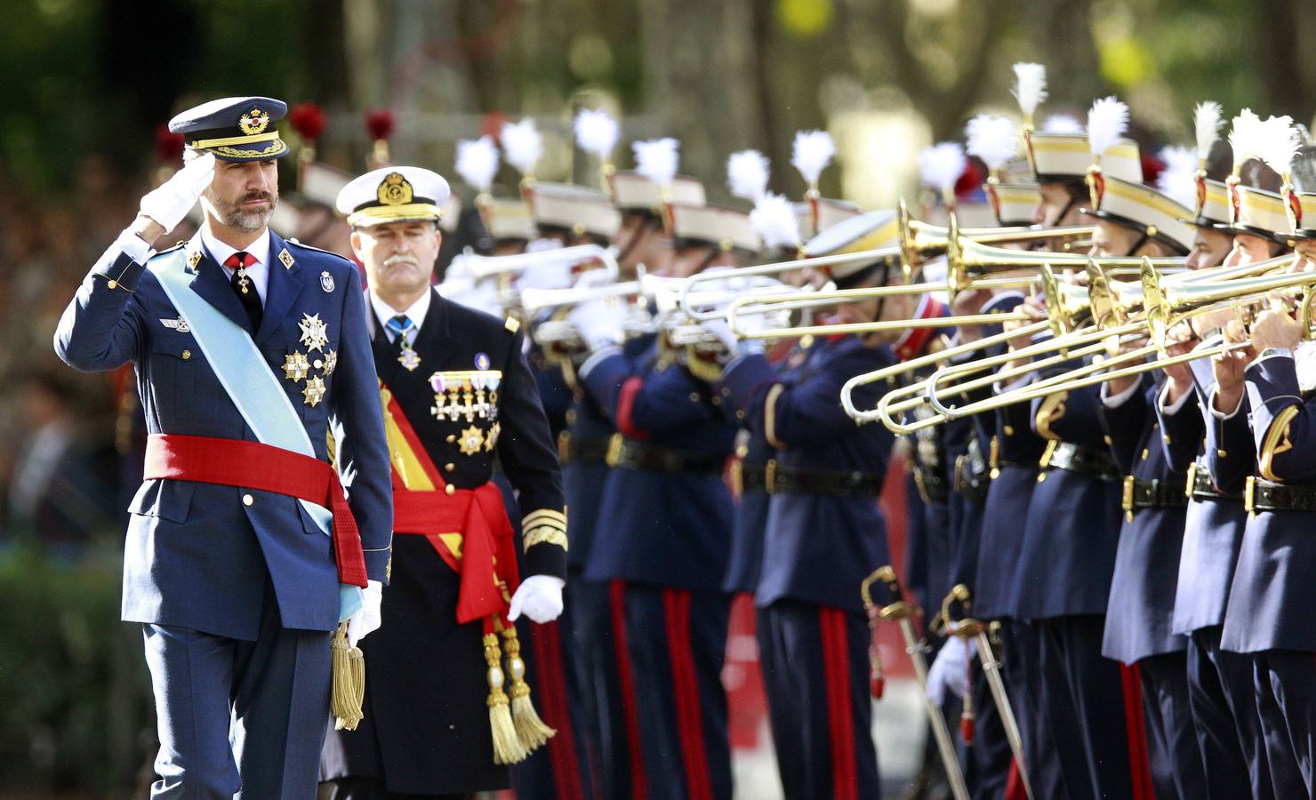 Los Reyes presiden su primer desfile de la Fiesta Nacional