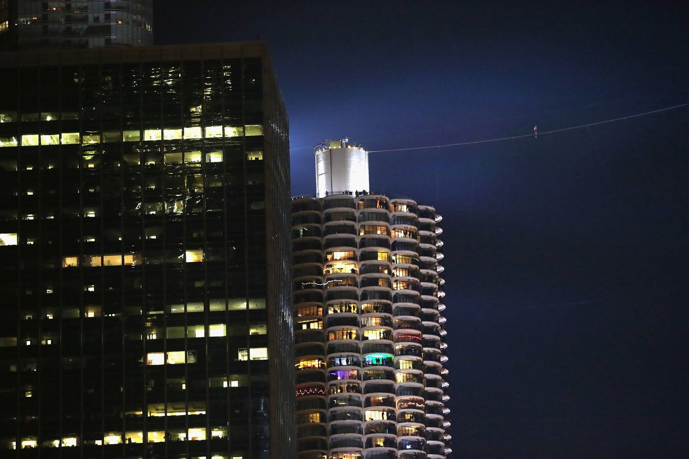 Nik Wallenda camina entre dos rascacielos con los ojos vendados