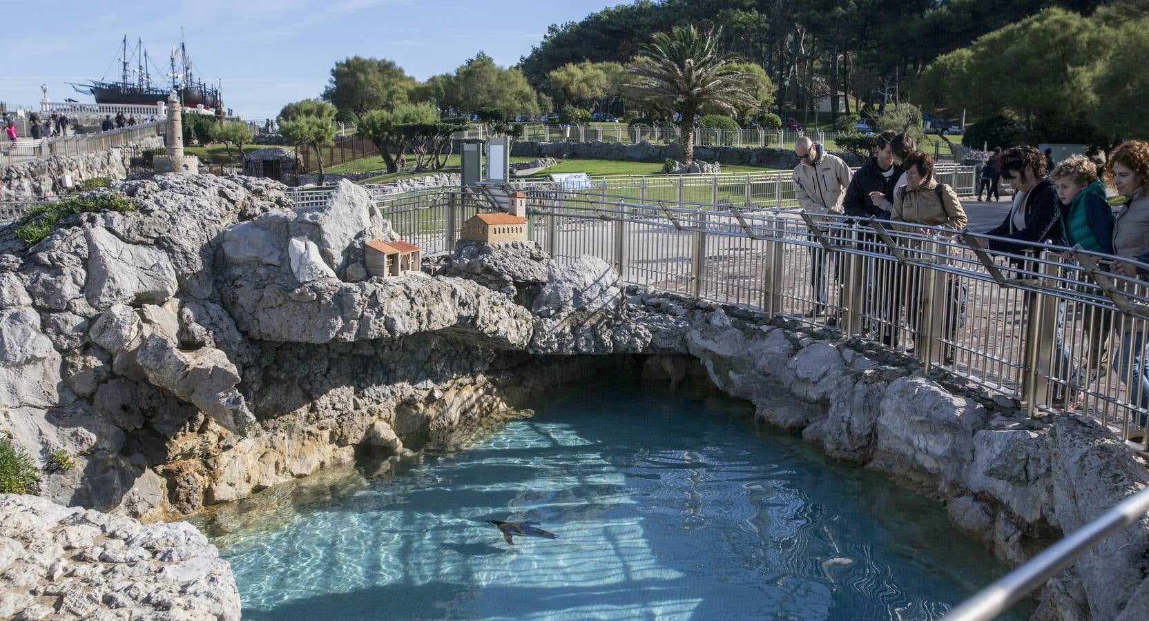 Pequeñas obras de arte en el recinto de los pingüinos