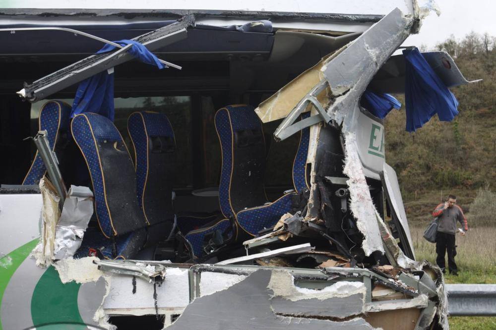 Cinco heridos tras chocar un camión y un autobús en la Vitoria-Eibar en Álava