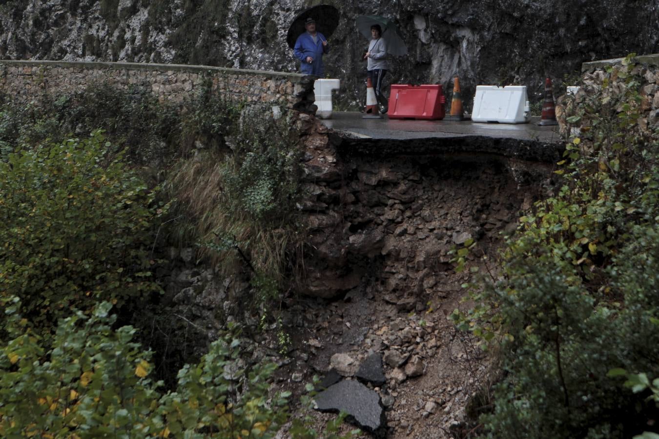 Cortada la carretera en Lamasón por un argayo