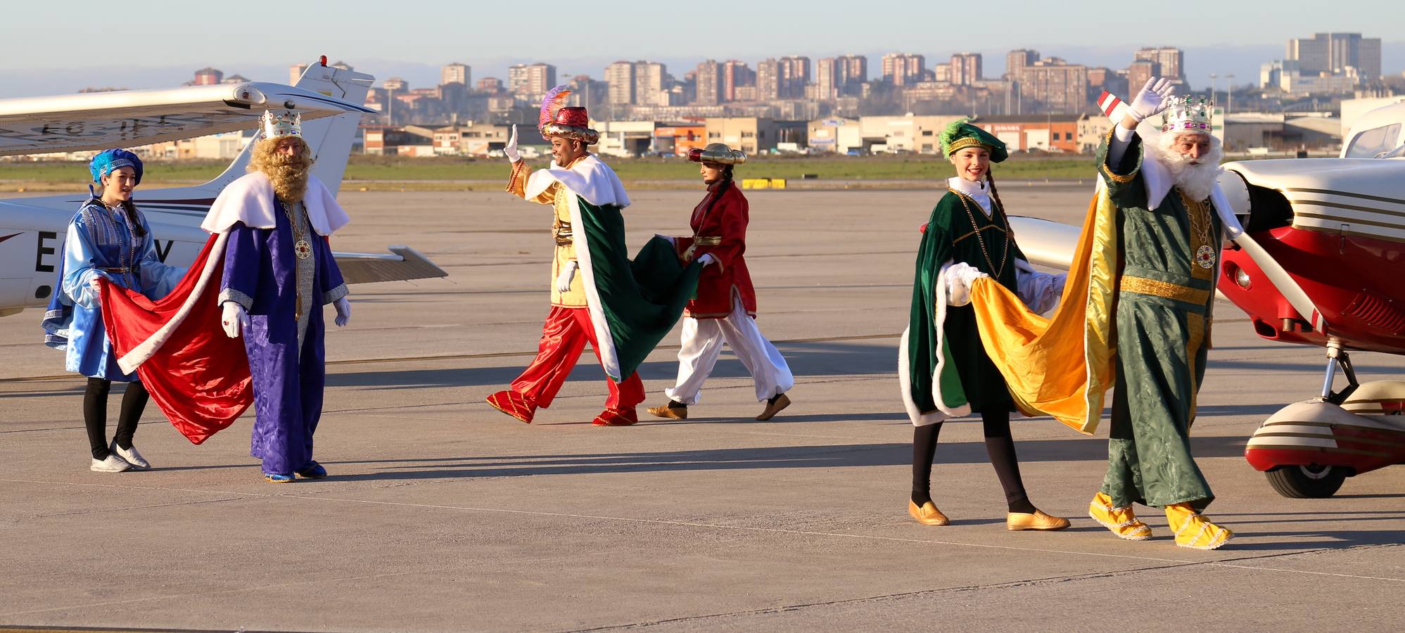 Los Reyes Magos llegan en avión al aeropuerto de Parayas