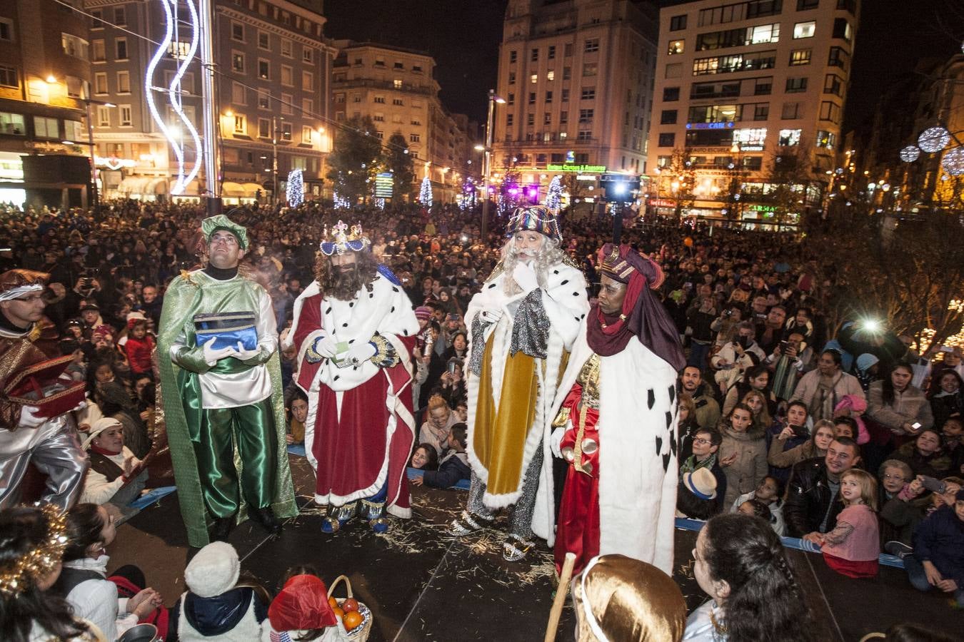 Una multitud recibe a Melchor, Gaspar y Baltasar en Santander