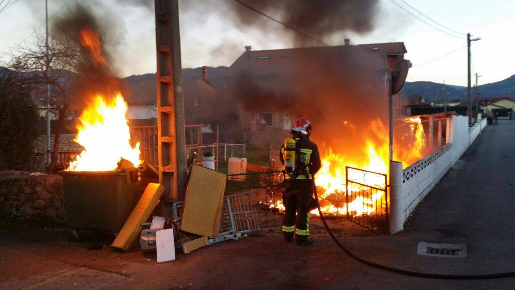 El fuego calcina una caravana en Los Corrales de Buelna