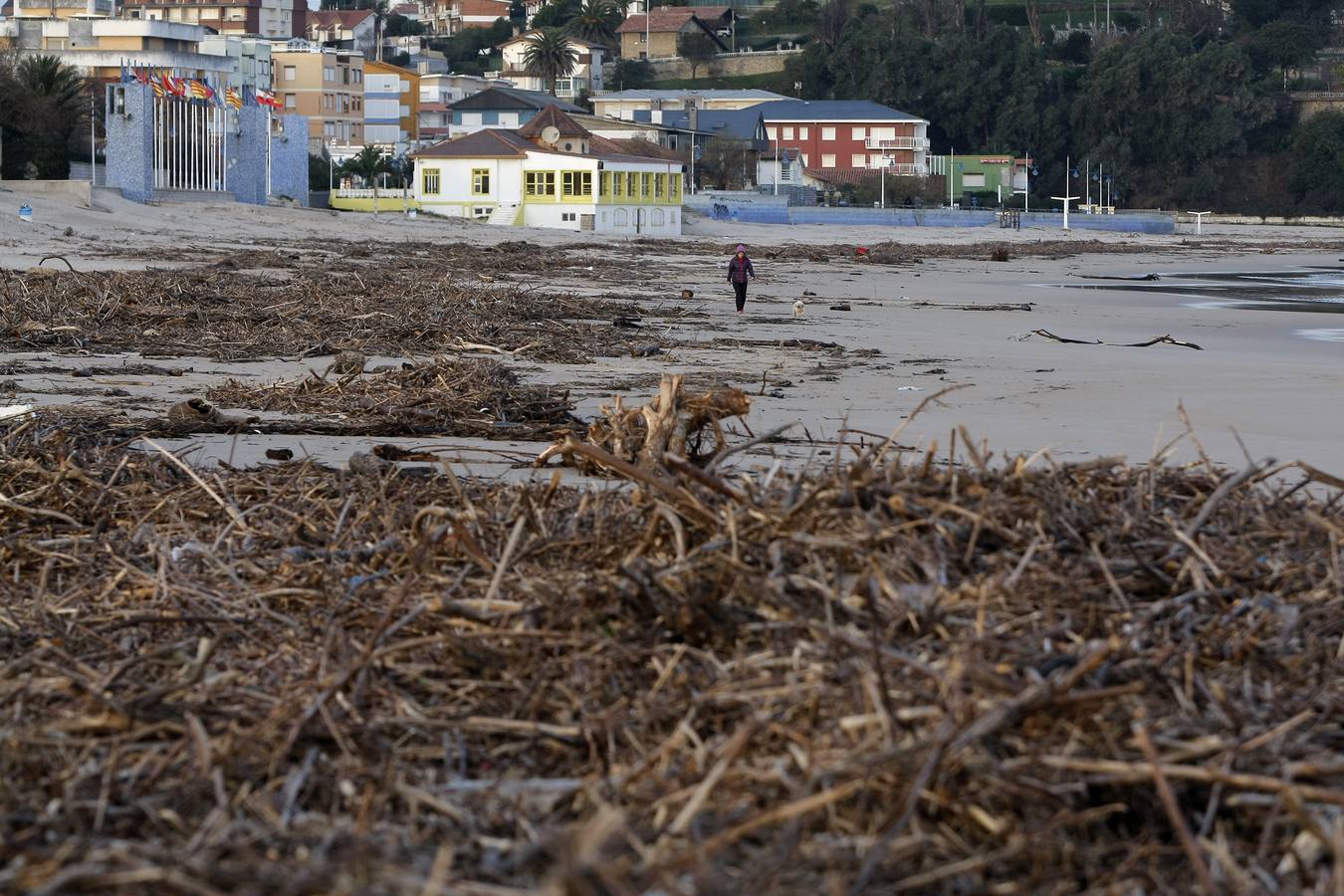 Los temporales llenan las playas de Liencres y Suances de basura