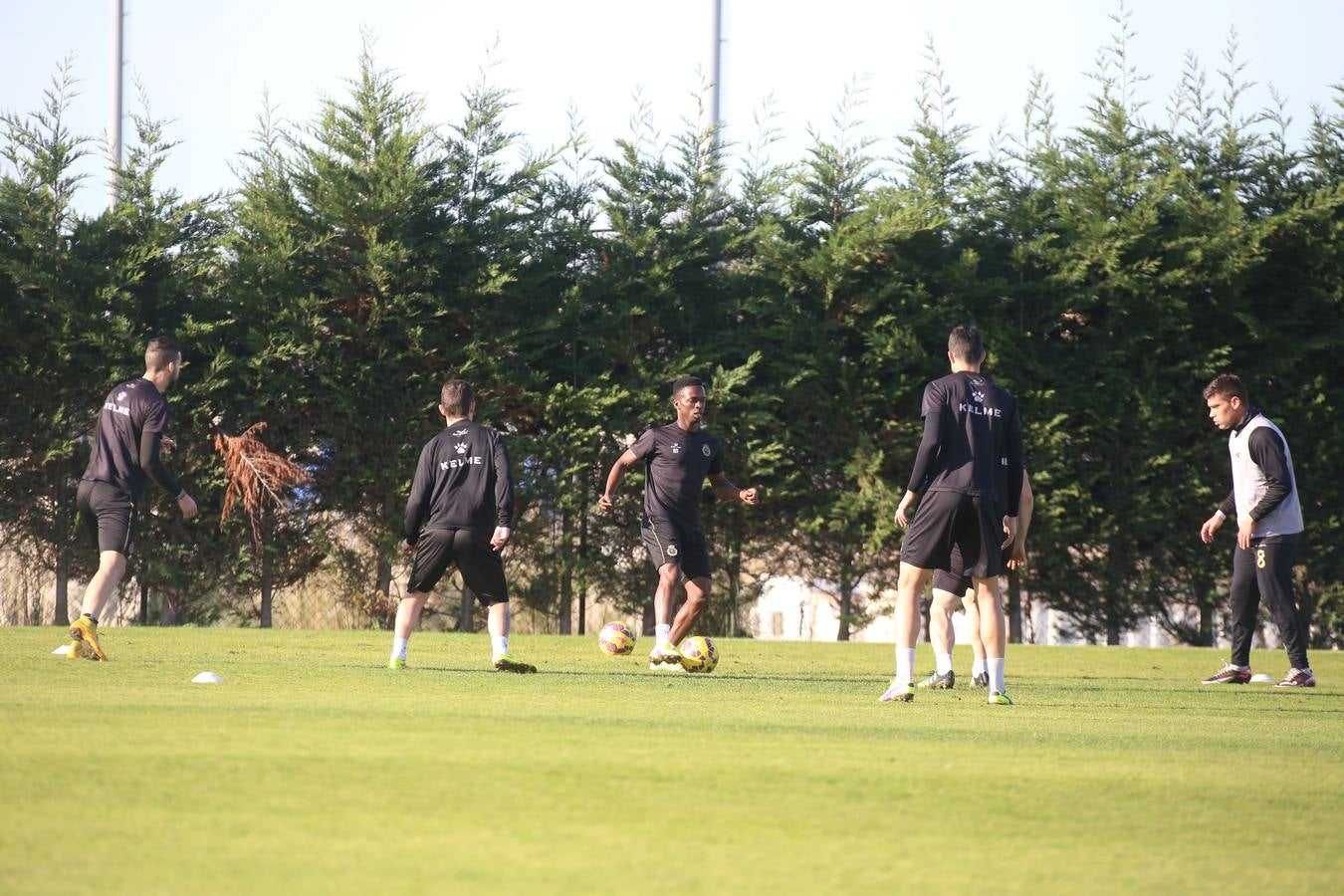 Koné entrena con el equipo