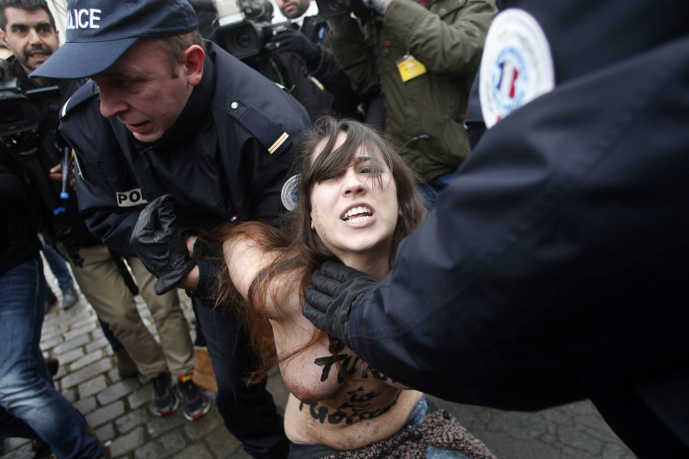 Tres mujeres de Femen se abalanzan sobre el coche de Strauss-Khan