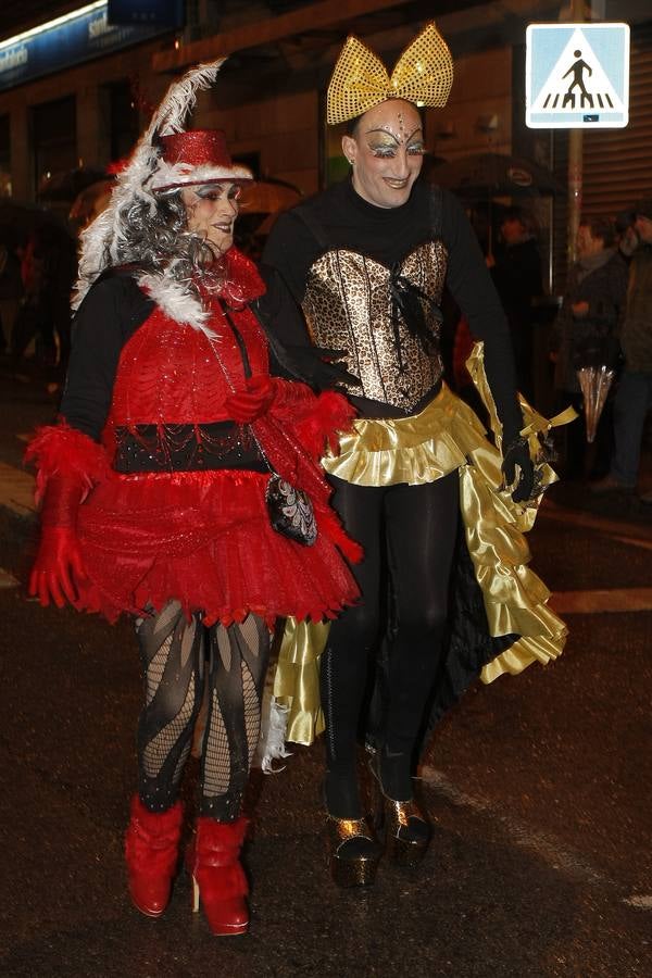 Con lluvia y de noche, el Carnaval sigue en Torrelavega