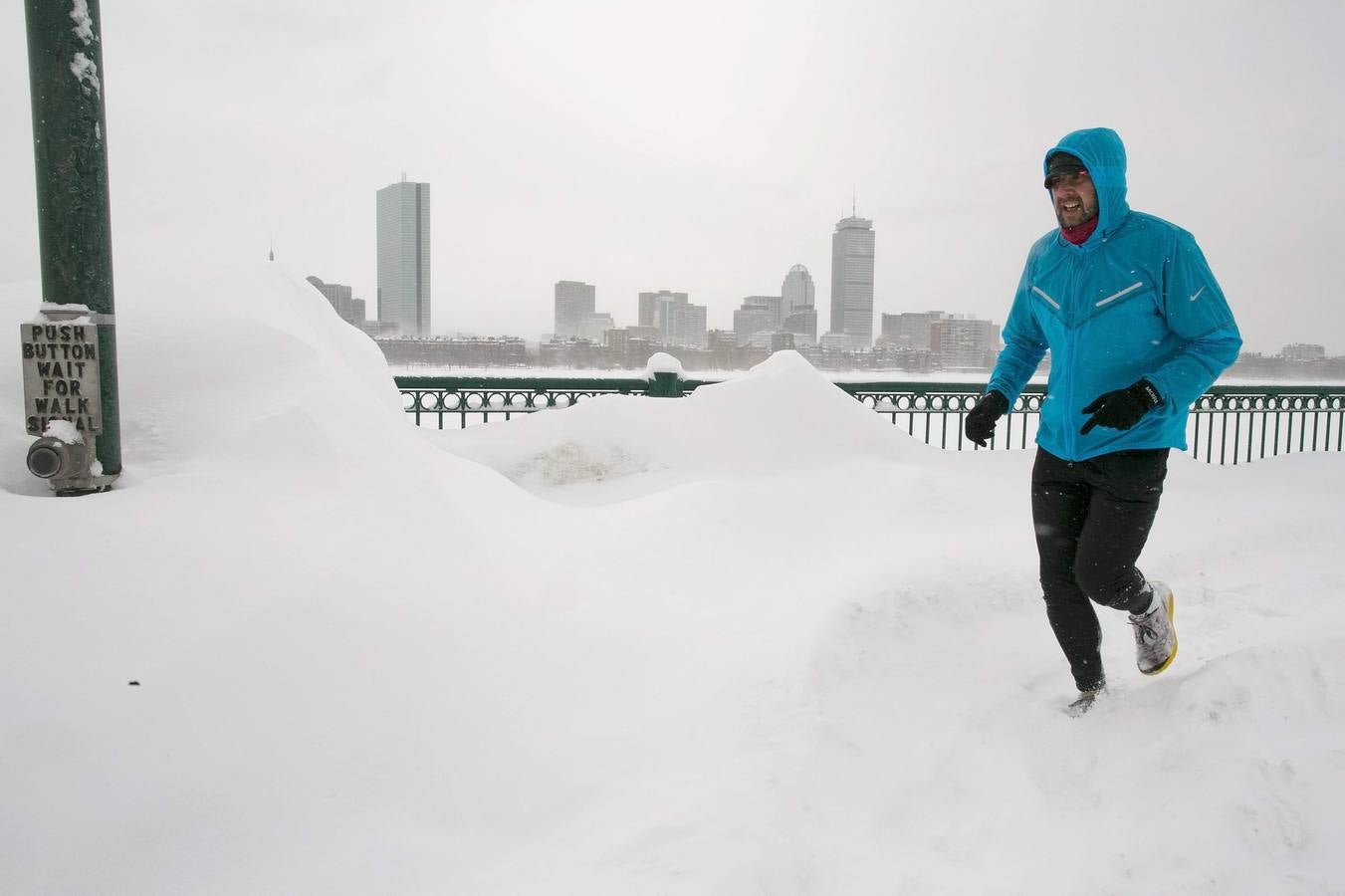 Boston desaparece bajo la nieve