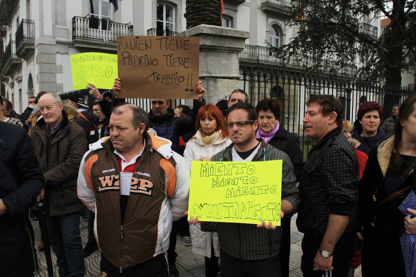 Cerca de 350 personas exigen repetir la selección de trabajadores en Laredo