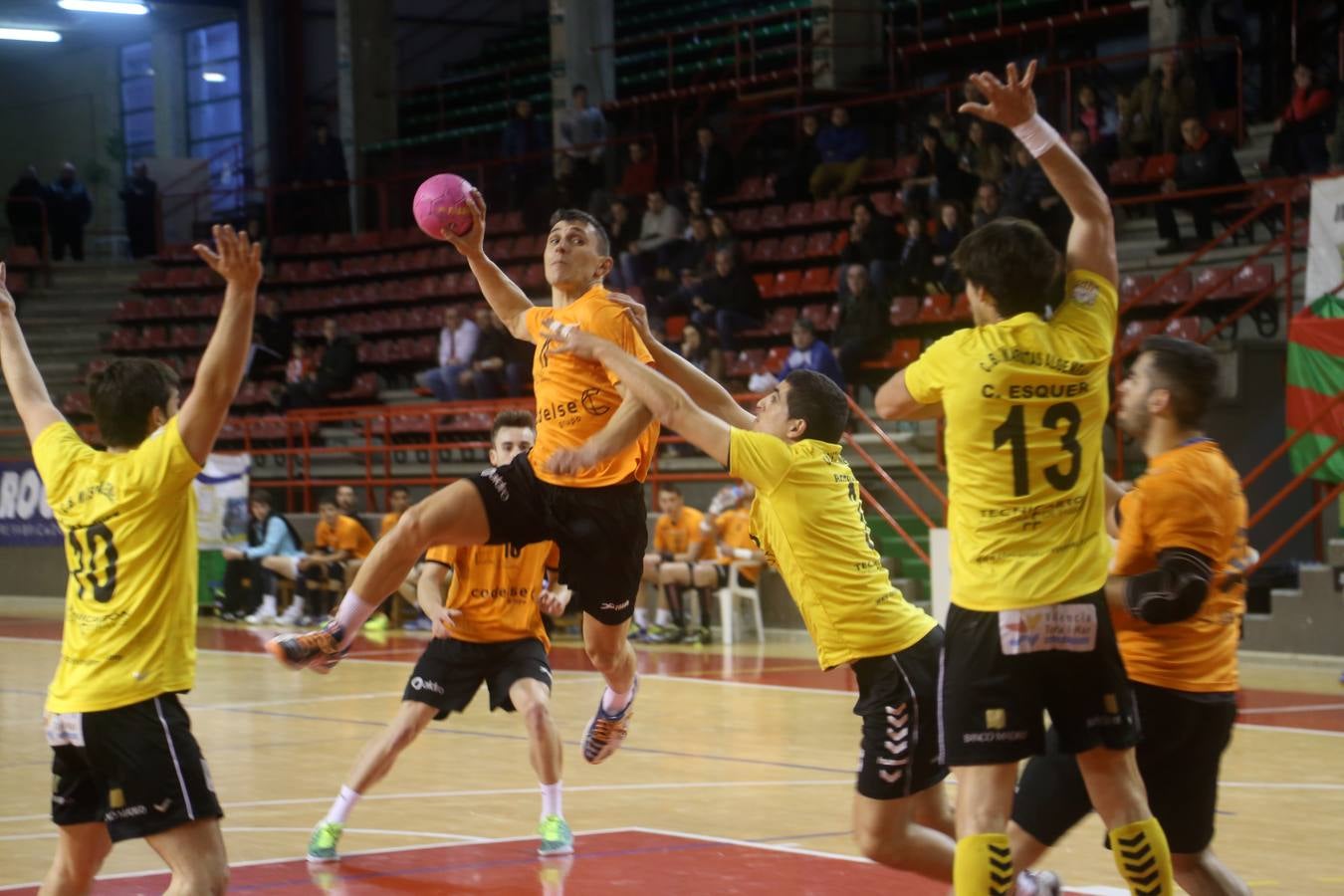 Balonmano Torrelavega gana al Maristas