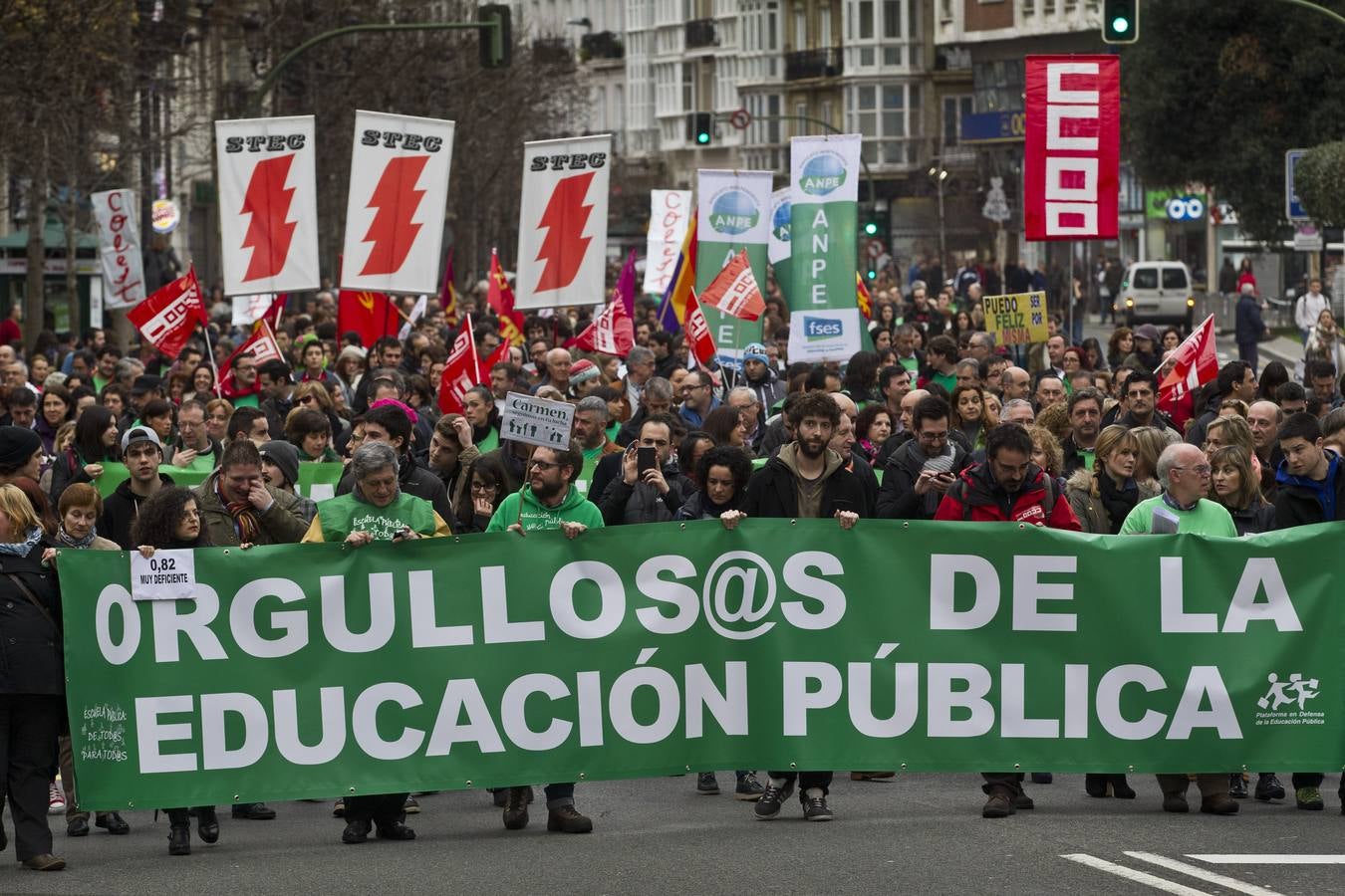 Un millar de voces claman por la defensa de la enseñanza pública