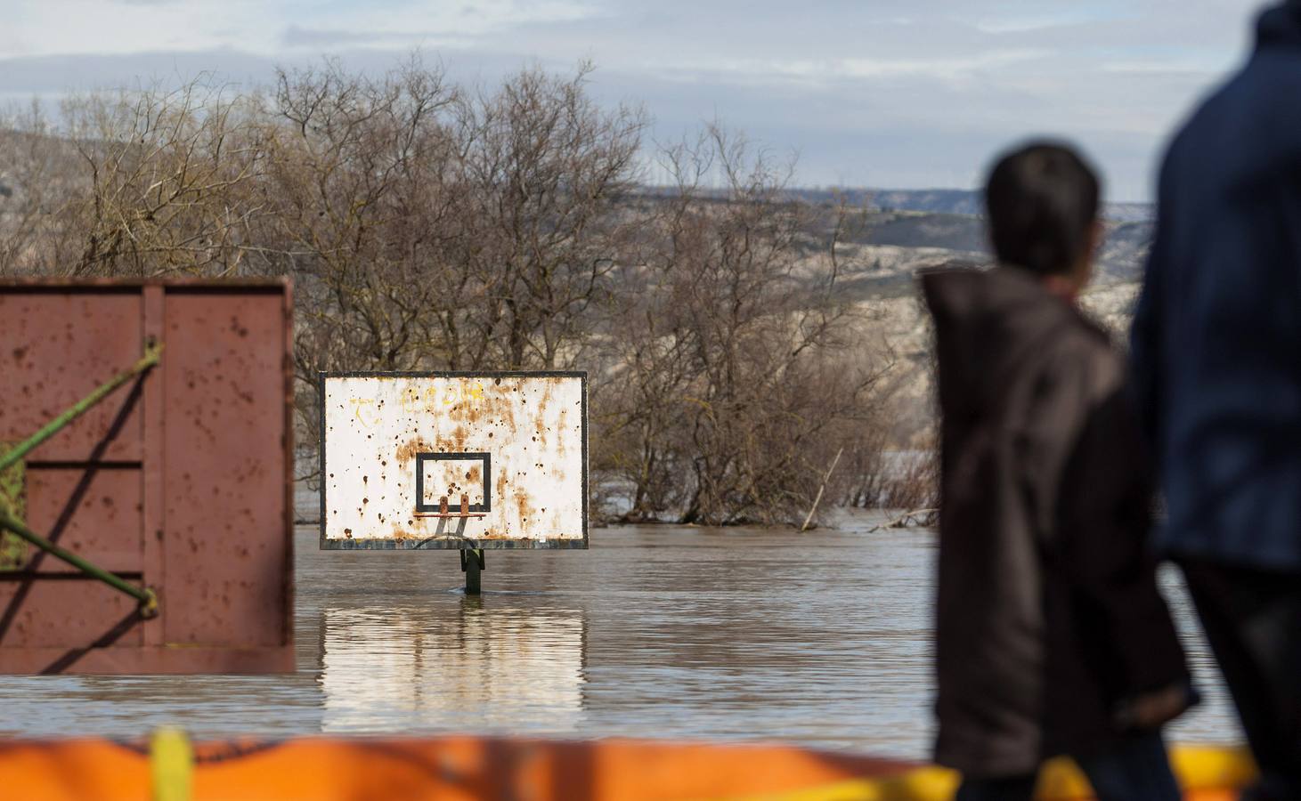 La crecida del Ebro mantiene en alerta a Zaragoza