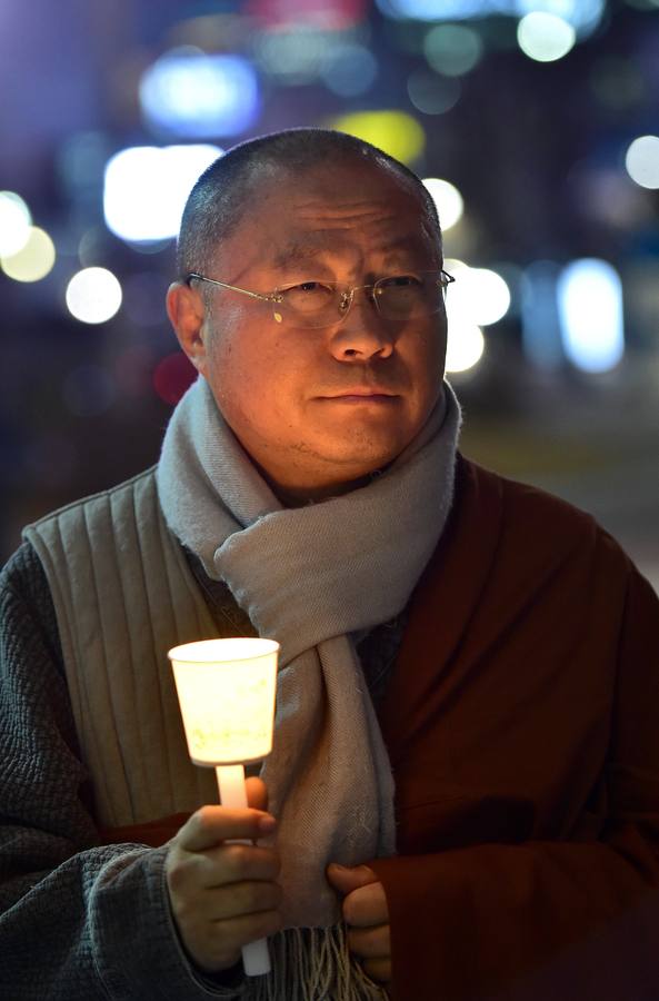 Budistas bajo la luna