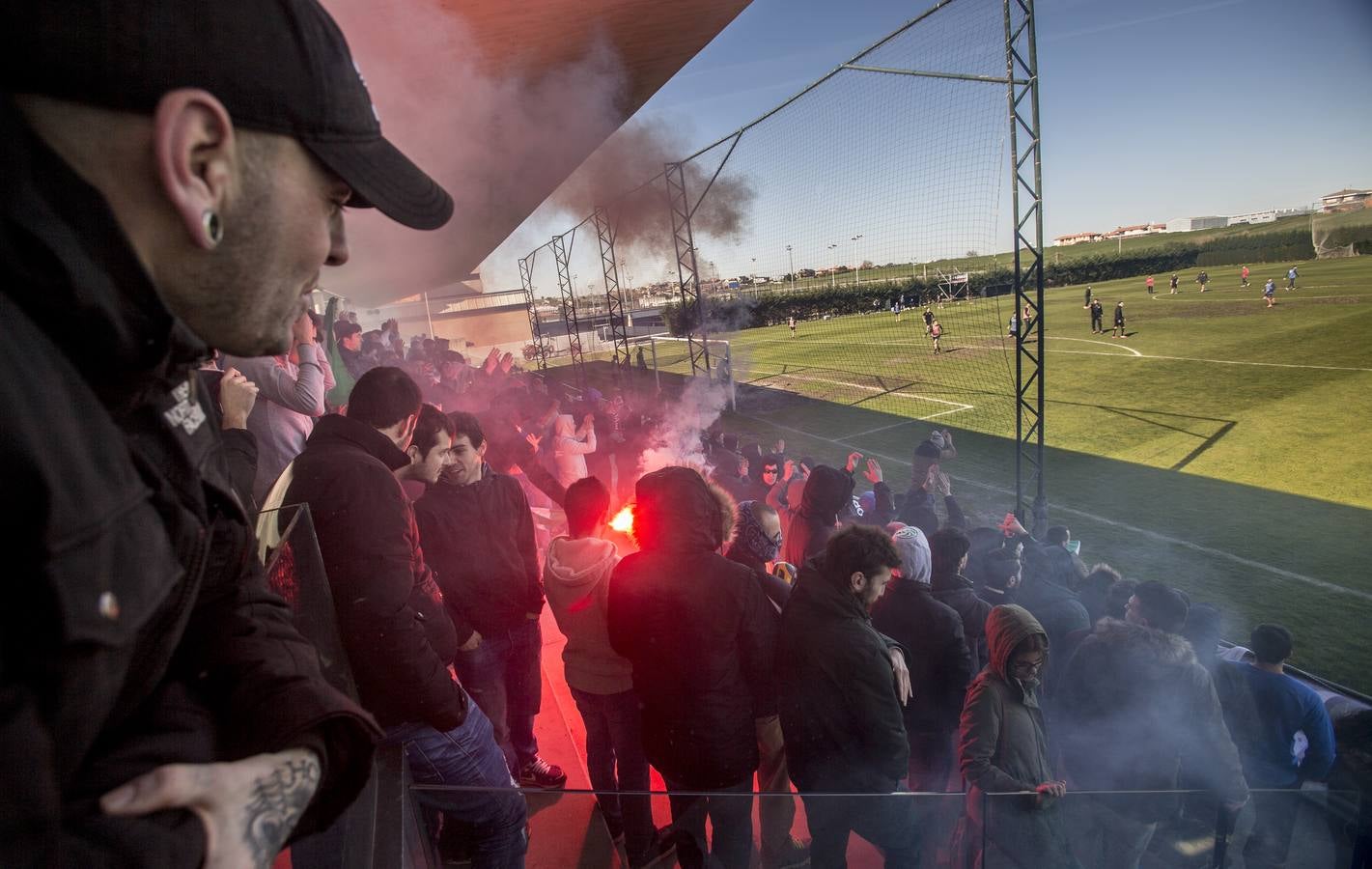 Las peñas animan a la plantilla en el entrenamiento