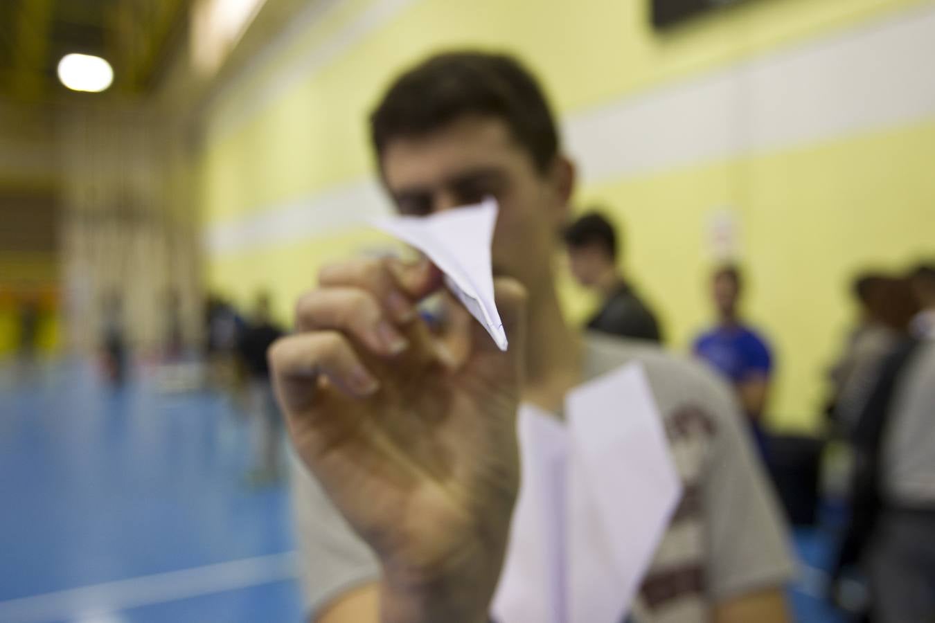 Aviones de papel en pleno vuelo