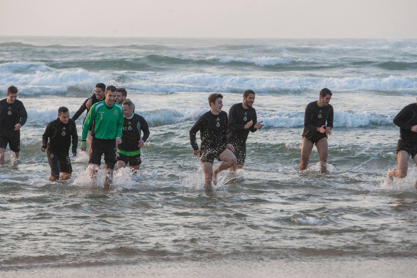 El Racing prepara el encuentro ante el Zaragoza en la playa de Liencres