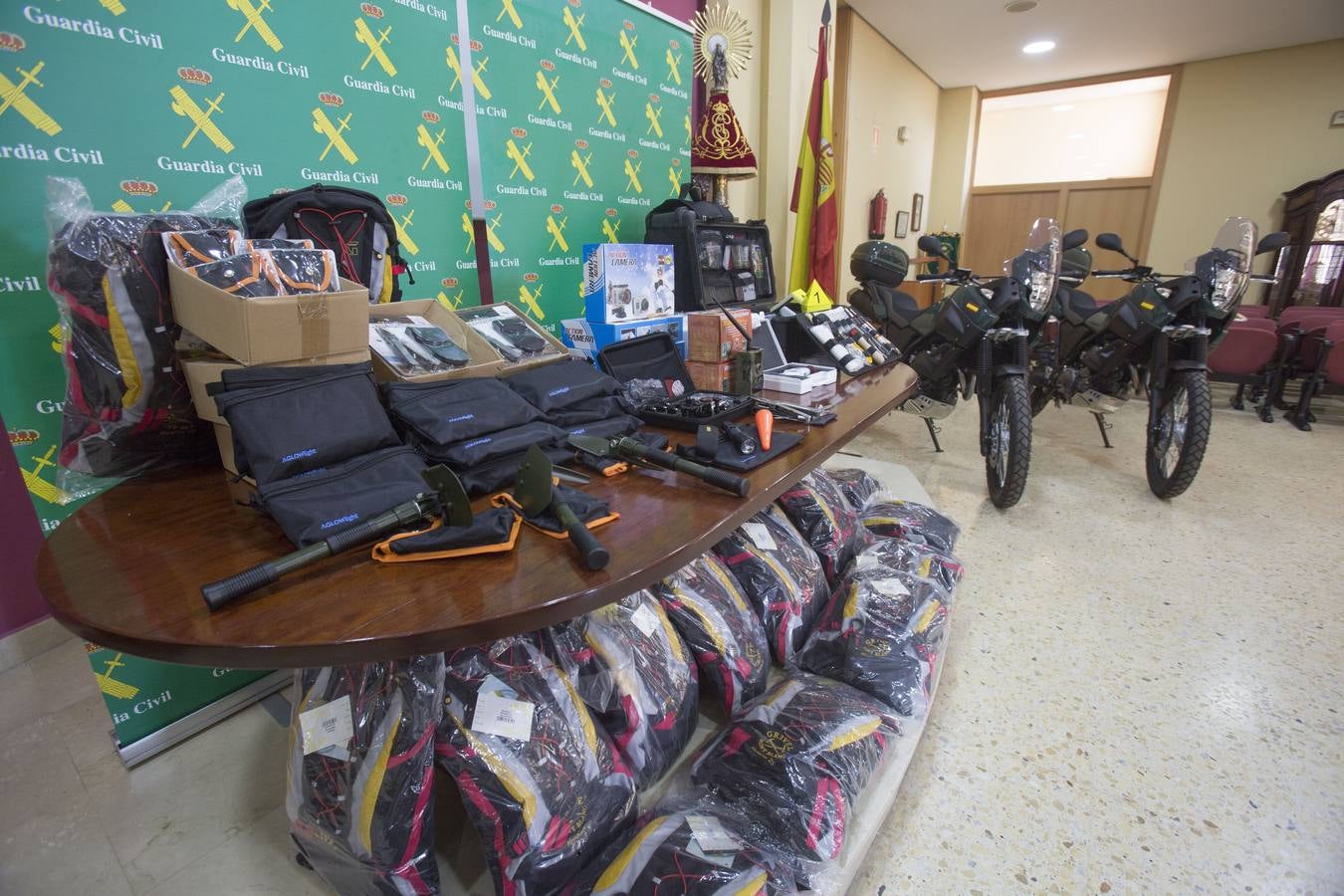 Entrega de material al Seprona