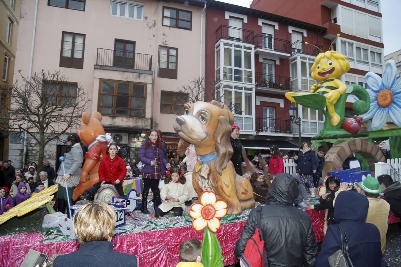 Desfile de carrozas en las fiestas de San José de Astillero