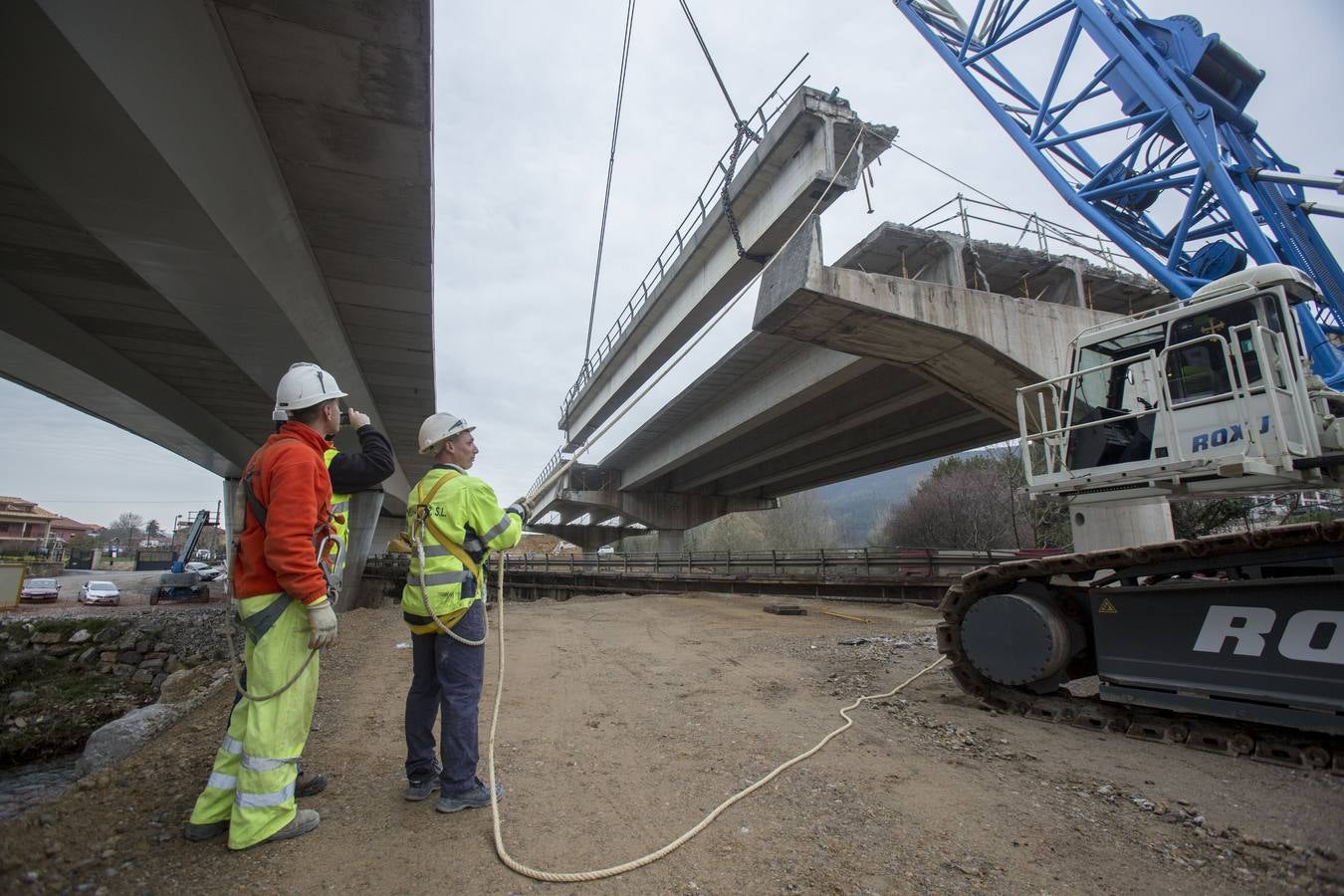 Desmontan un puente de solo veinte años para construir otro a escasos metros